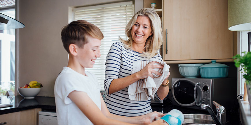 Um empréstimo bancário é um contrato entre o cliente e o banco, onde o primeiro recebe dinheiro e depois tem de o devolver, acrescido de juros (o lucro do banco).