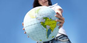 Para quem quer trabalhar no estrangeiro, existem diversos sites onde é possível encontrar ofertas de emprego além-fronteiras.