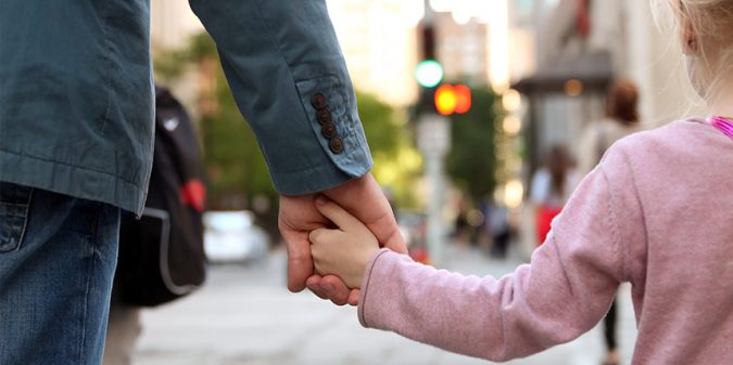 Os trabalhadores por conta de outrem que sejam encarregados de educação de menores podem faltar ao trabalho, até quatro horas, por trimestre, para se deslocarem às respetivas escolas, de modo a acompanharem o percurso escolar destes (participar na reunião de pais, reunir com o diretor de turma ou tratar de assuntos administrativos).