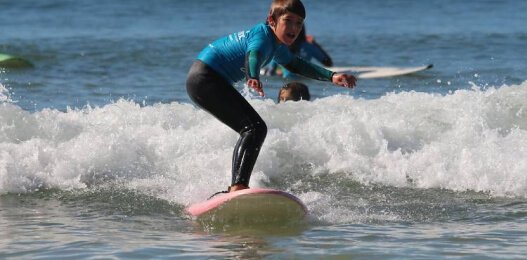 rapaz a fazer surf