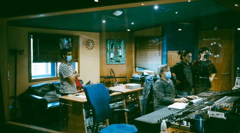 Membros dos Minta e gravar em estúdio