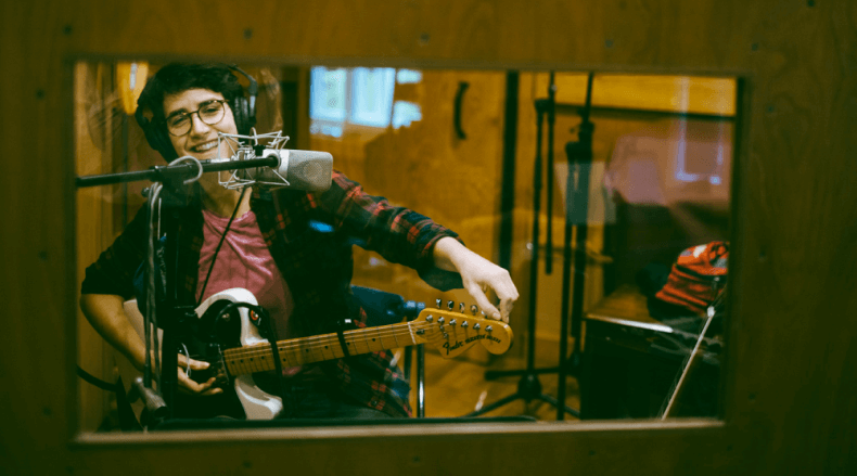 Francisca Cortesão em estúdio a afinar a guitarra