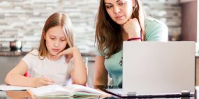 Os vouchers MEGA dão acesso a manuais escolares gratuitos a alunos do ensino obrigatório de escolas públicas ou privadas com contrato de associação.