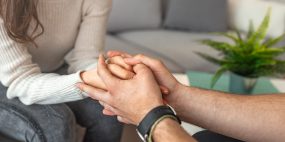 Dias de luto. As faltas por falecimento de familiar são de cinco ou dois dias consecutivos.