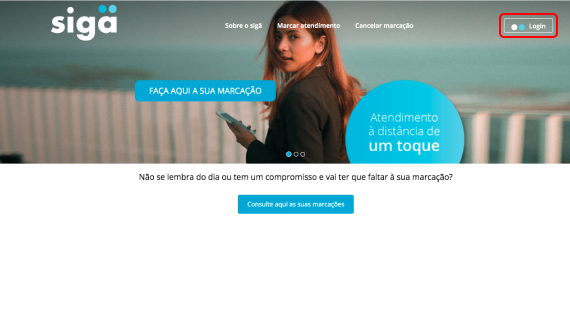 Tem dúvidas em relação à sua pensão? Gostava de perceber quantos anos ainda tem de trabalhar até ter direito à reforma? Agora pode esclarecer as suas dúvidas no conforto do seu lar. A partir de agora, a Segurança Social disponibiliza atendimento através de videochamada e, para tal, apenas tem de fazer o agendamento e ter à sua disposição um dispositivo com câmara, microfone e altifalante. Saiba como agendar uma videoconferência com a Segurança Social. 5 passos para marcar uma videoconferência com a Segurança Social A marcação pode ser feita através do portal SIGA ou da linha da Segurança Social (Tel: 210 545 400 ou Tel: 300 502 502), nos dias úteis, das 9h00 às 18h00. Se optar por fazer o seu agendamento através do portal SIGA, é necessário ter presente o seu número da Segurança Social e a palavra-chave para aceder à Segurança Social Direta. 