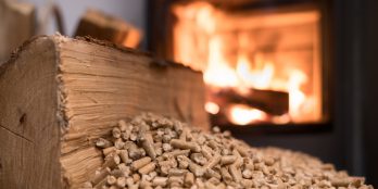 Pellets ou lenha: qual a melhor opção para aquecer a sua casa