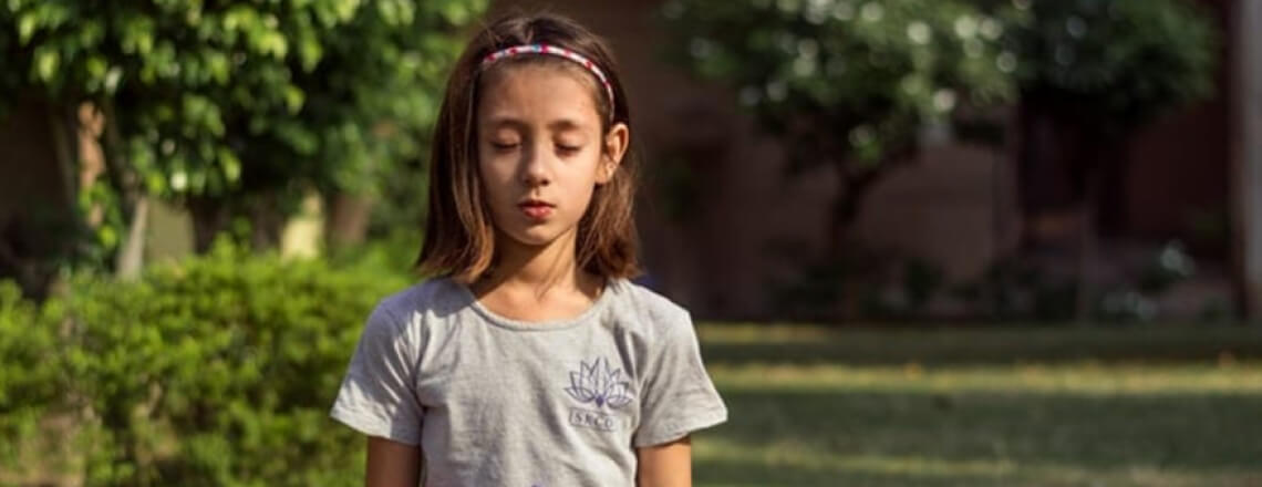 criança a fazer yoga