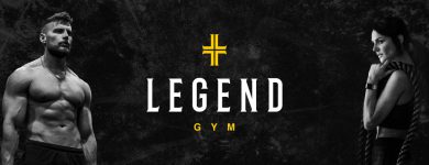 Um homem e uma mulher em boa forma física. Ao centro o logo e nome do ginásio "Legend Gym".